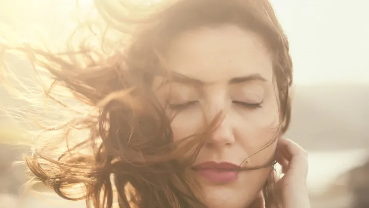 Hoe pep ik mijn 50+ zon-zee-chloor-haar weer op?