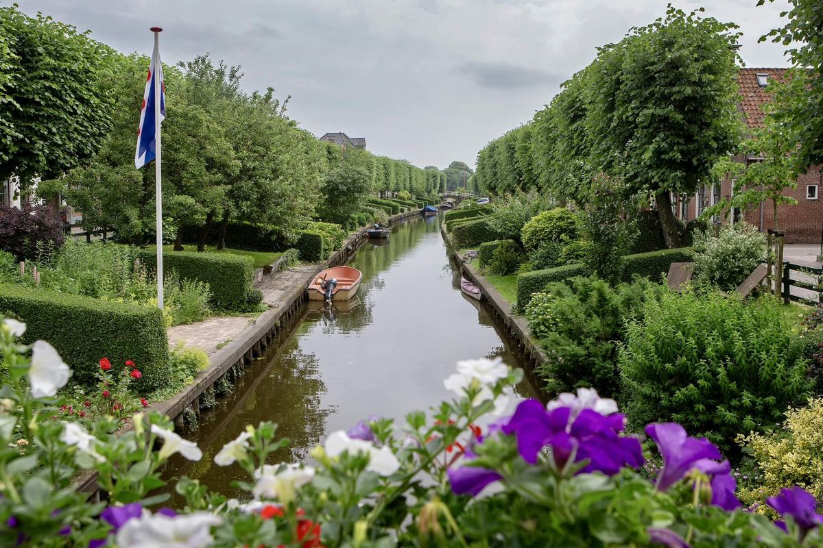 Varend of te voet langs kraampjes: bezoek de Overtuinenfair in IJlst
