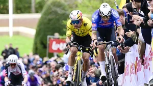 Wout van Aert en Mathieu van der Poel op de Kemmelberg.