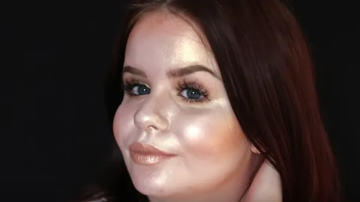 Deze vrouw is de échte queen of highlighter (video!)