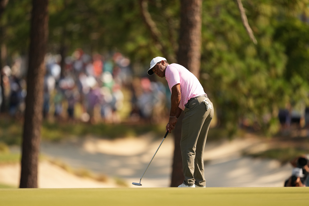 Tiger Woods registreert zich voor U.S. Senior Open