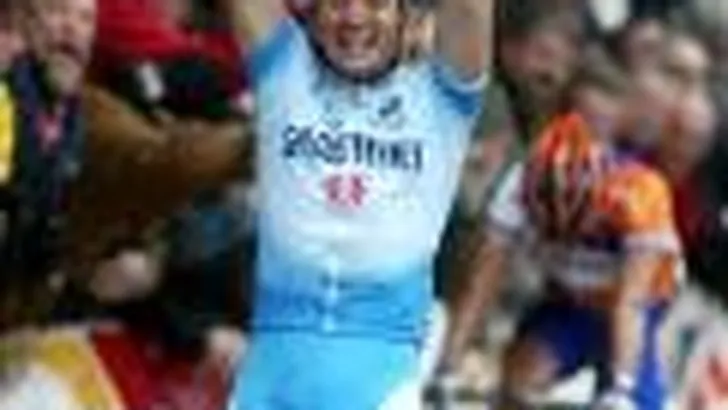 Rebellin met gebroken rib in Gold Race