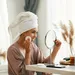 Vrouw met skincare bij spiegel. – 63% van vrouwen heeft eigen huidtype fout