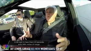 Jay Leno en Elon Musk in Tesla