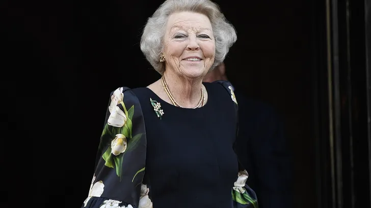 Prinses Beatrix fashionably chic in Amsterdam