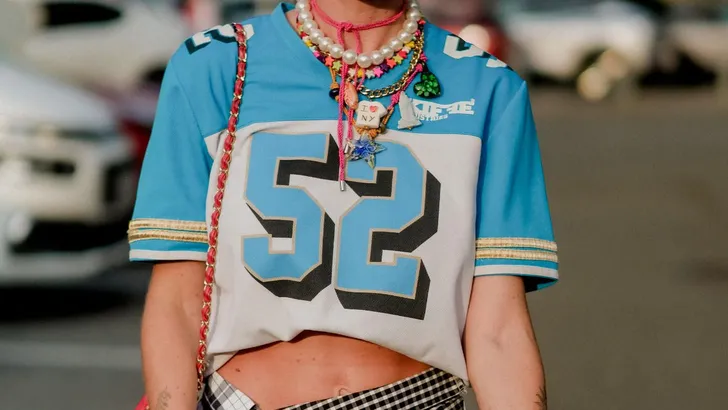 Trendy Gen Z mode: Duurzaam, gedurfd en kleurrijk gestyled.
