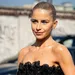 Vrouw met strakke updo en glamoureuze make-up look.