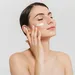 Vrouw bezig met haar skincare.