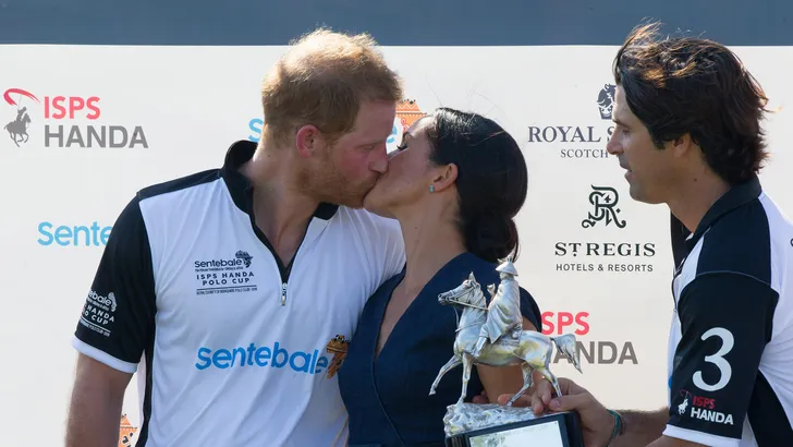 Harry en Meghan zoenen elkaar op polo event