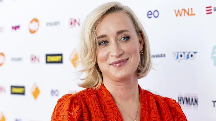 Eva Jinek openhartig over haar echtgenoot, Dexter van der Voorn. – Foto van Eva Jinek in rode jurk bij de NPO Seizoensopening, augustus 2024.