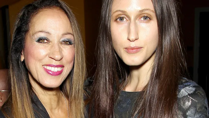 Supermodel Pat Cleveland (67!) en dochter samen op de catwalk 
