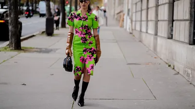 Vrouw loopt over staat in prachtige outfit