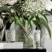 Kaarsen en bloemen op salontafel