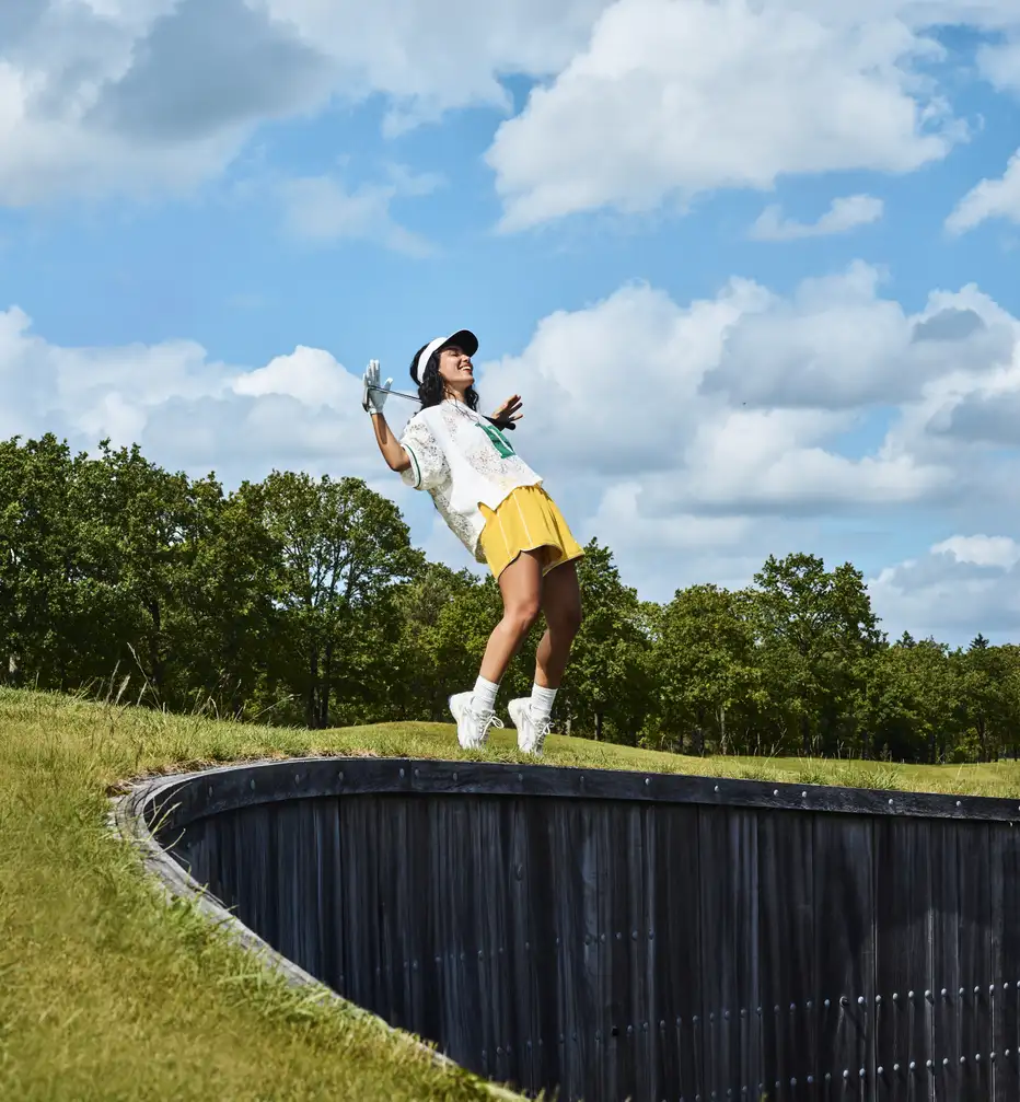 Moïse Trustfull poseert op de golfbaan voor Grazia's Summer Issue. 