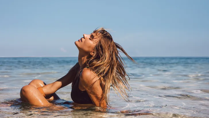 Met deze tips overleeft je haar zon, zee en strand