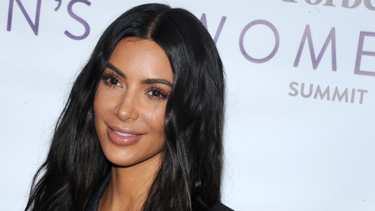 Zien: Kim Kardashian legt dochter uit waarom ze beroemd is | Marie Claire