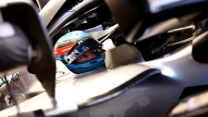 Toto Wolff vindt penalty George Russell te zwaar: 'Sainz sneed bruut naar binnen'