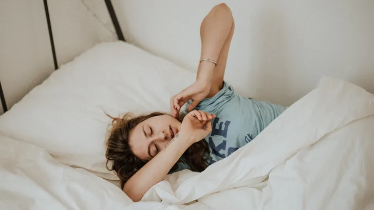 8 Redenen waarom je altijd moe bent als je in de ochtend wakker wordt