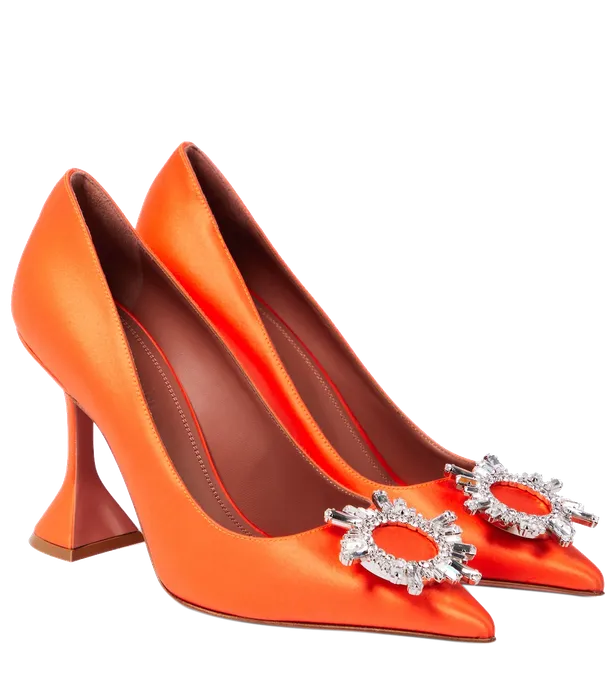 Oranje pumps van Amina Muaddi.
