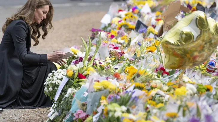 Prince William, Prince of Wales and Catherine, Princess of Wales visit tributes left at Sandringham