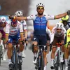 Video | Mørkøv is andermaal precies op tijd en leidt Mark Cavendish naar zege in Milaan-Turijn