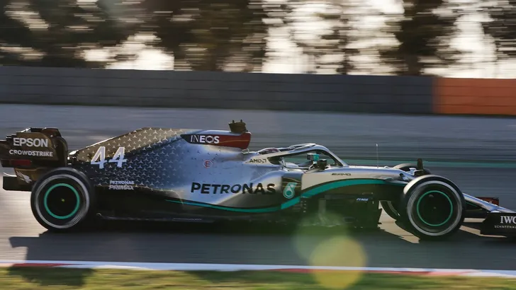Lewis Hamilton: 'Mercedes F1-wagen mag wel weer zilver'