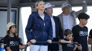 Prinses Charlene in stralend blauw tijdens vooravond van Grand Prix van Monaco