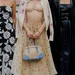 Drie meiden tijdens Fashion Week, gekleed in kleurrijke en zwarte jurken, stralend in verschillende stijlvolle outfits.
