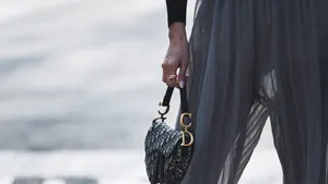 Foto van vrouw met lichte, parelmoer nagellak. Deze kleur nagellak doet je handen optisch jonger lijken.