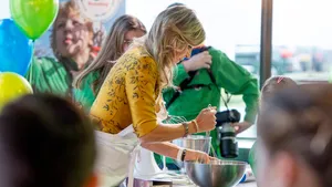 Koningin Maxima aan het bakken met welpen van Scouting Nederland, net zoals ze dit Argentijnse familierecept maakt.