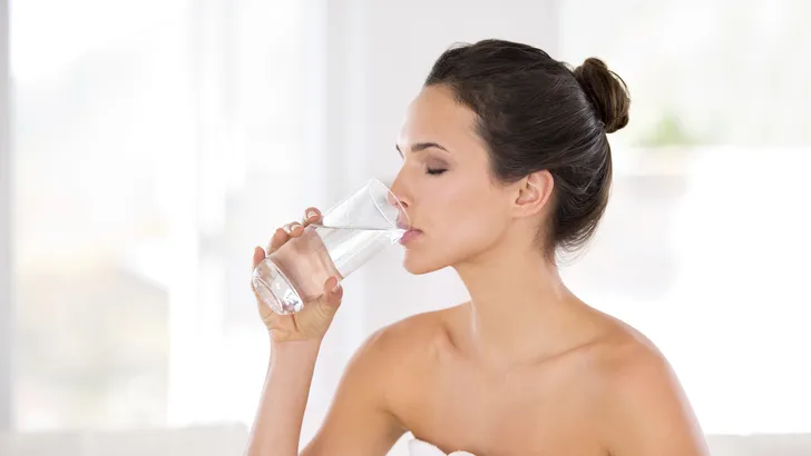 3 verrassende voordelen van 's ochtends vroeg warm water drinken