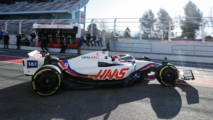 Haas laat echte auto uit op Barcelona