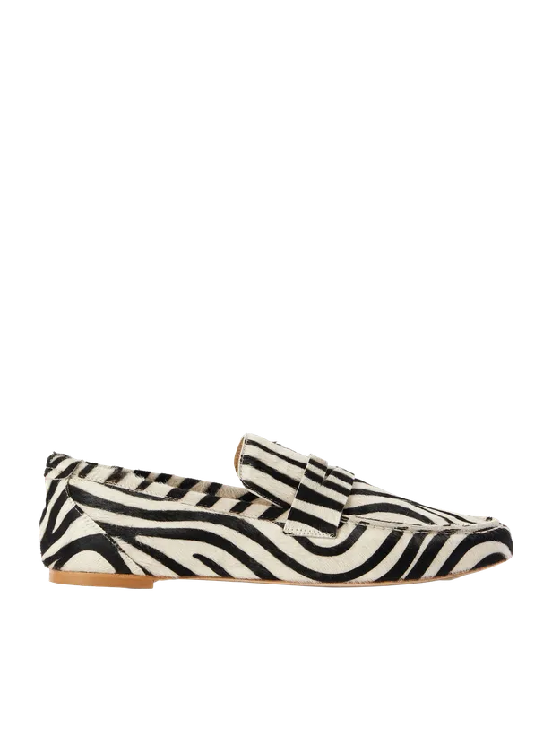 Fashion met zebraprint: Jamie Haller loafers.