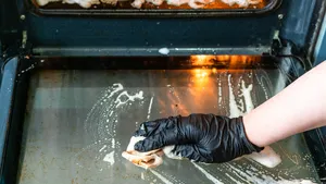 Ovendeur schoonmaken