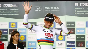 mathieu van der poel zwaait op het podium