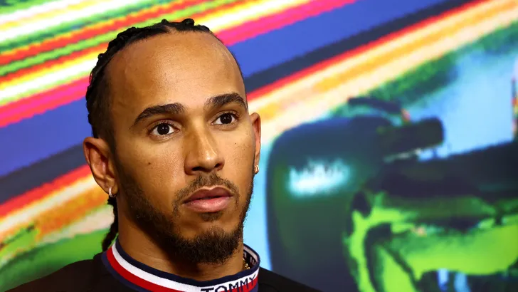 Mercedes moet $25.000 aftikken voor Lewis Hamilton's neuspiercing