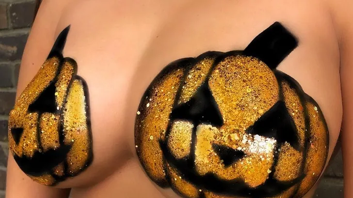 ZIEN: nog meer versierde billen én borsten