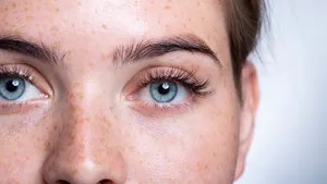 Hangende oogleden? Met deze trucs van een visagist lift je ze direct