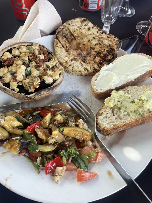 De portobello met geitenkaas en zongedroogde tomaat was to die for 