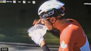 michael woods luncht op de fiets tijdens het wk wielrennen