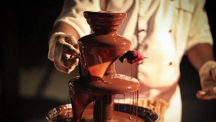 Weg met die chocoladefontein: er is nu een curryketchupfontein