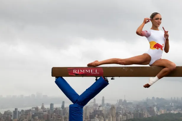 Lily Smith draagt de Rimmel London Thrill Seeker Mega Lift mascara 