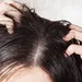 Vrouw heeft roos in haar haar.