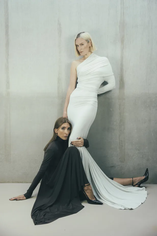 Bruine jurk: Norma Kamali | Witte jurk: Entire Studios | Oorbellen: Jacquemus | Schoenen: Christian Louboutin 