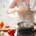 vrouw aan het koken met pan