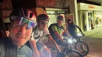 Michel en zijn fietsmaten in het donker