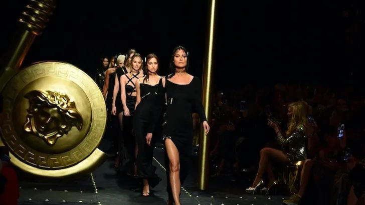 Dat doet Versace goed: Stephanie Seymour (50) terug op de catwalk