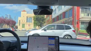 VIDEO: Tesla 'Full Self Driving' is een beetje bezopen