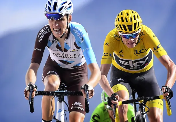 Chris Froome in de gele trui van Team Sky tijdens een zware bergrit, een beeld dat het prestatieniveau van het toenmalige wielrennen symboliseert.
