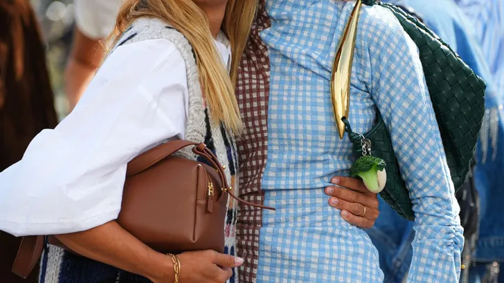 Vriendinnen in modieuze looks tijdens Fashion Week moment.